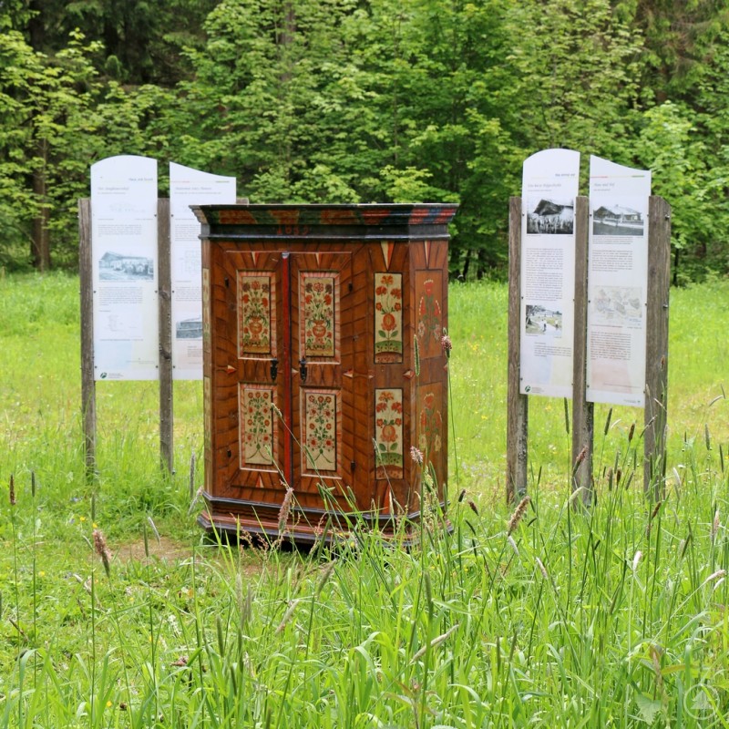Der alte Bauernschrank aus Leopoldsreut findet im Paul-Friedl-Haus eine neue Heimat. Beim Umzug „besuchte“ er seine alte Heimat Leopoldsreut.