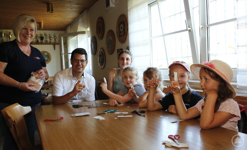 Lina (von rechts), Christina, Theresa, Magdalena und der „kleine Martin“ haben ihre Zeigefinger weiß eingepackt. Assistiert wurde die Aktion „Verband gegen Keime“ von Isolde Marxt und Selina (Unversehrte v.l.).