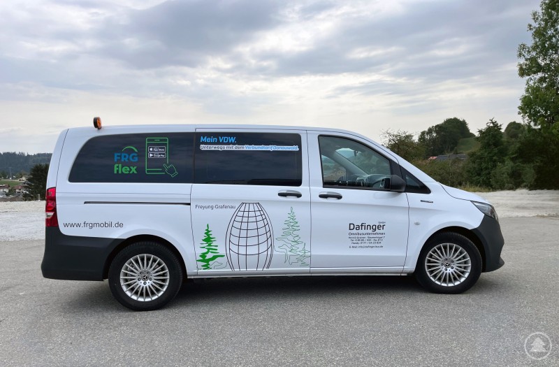Ab 4. November unterwegs im Landkreis: Die neuen FRGflex-Shuttle bringen Fahrgäste gegen einen Aufpreis auch bis zur eigenen Haustür. MM 2024-10-25 Neues ÖPNV-Taxi-Angebot im Landkreis Freyung-Grafenau startet im November.jpg