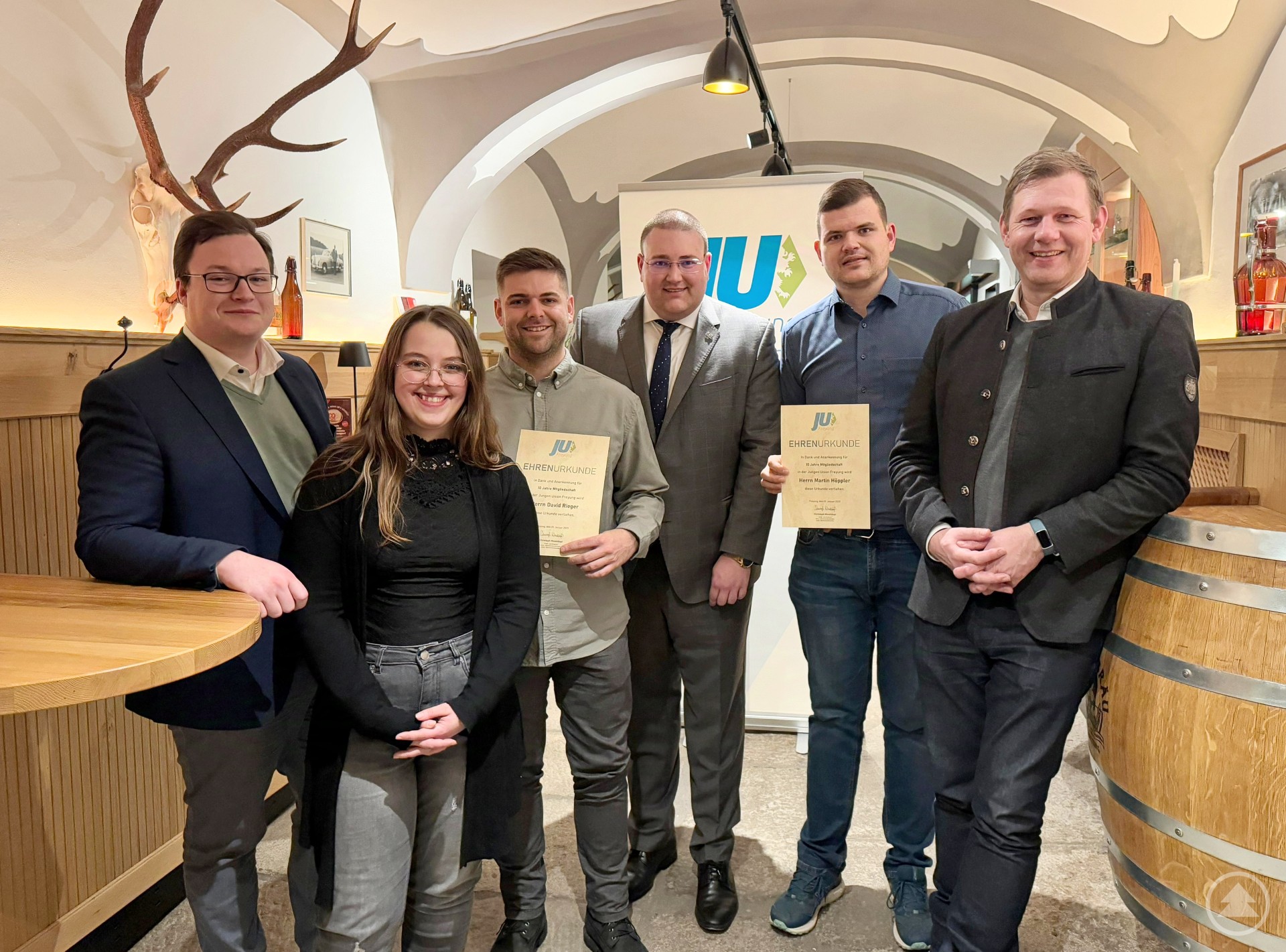 Ehrung für 10 Jahre aktive und engagierte Mitgliedschaft in der JU Freyung: Bundestagslistenkandidat Julien Pursch (1. v. li.), Bundestagslistenkandidatin Sabrina Edmeier (2. v. li.), JU-Orts- und Kreisvorsitzender Christoph Weishäupl (3. v. re.) und MdB Thomas Erndl (1. v. re.) gratulieren den Jubilaren David Rieger (3. v. li.) und Martin Höppler (2. v. re.).