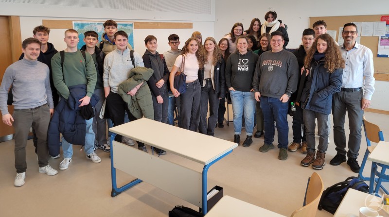 Für Markus Reiter (l.), Stephanie Fichtl (3. von rechts vorne) und Wirtschaftslehrer Albrecht Müller (r.) war der Workshop ein toller Erfolg: die Schülerinnen und Schüler der Klasse 10b gingen mit spannenden Ideen, viel Motivation und einem breiten Lächeln nach Hause. MM 2025-02-10 GreG - Workshop am JGG Waldkirchen begeistert junge Gründerinnen und Gründer.jpg