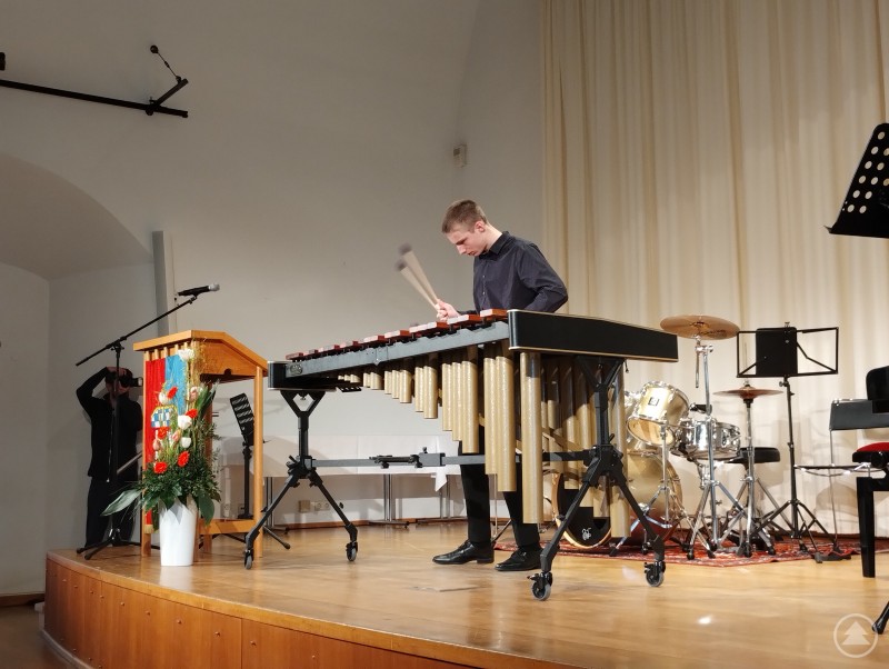 Vier Schlägel, ein Marimba, große Begeisterung: Leo Kink glänzt mit dem Stück Leo Kink spielt beim Anton-Brunner-Musikpreis 2025 auf dem Marimbaphon