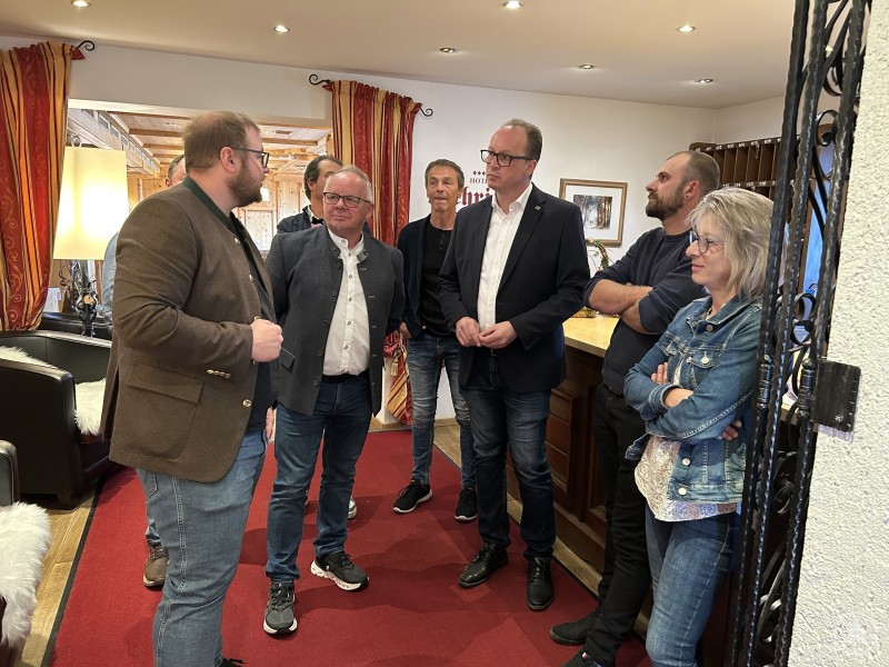 MdL Martin Behringer im Gespräch mit Max Stadler, der betont, weniger Bürokratie würde sich auch in mehr Gastlichkeit ummünzen lassen. MdL Martin Behringer im Gespräch mit Hotelier Max Stadler.