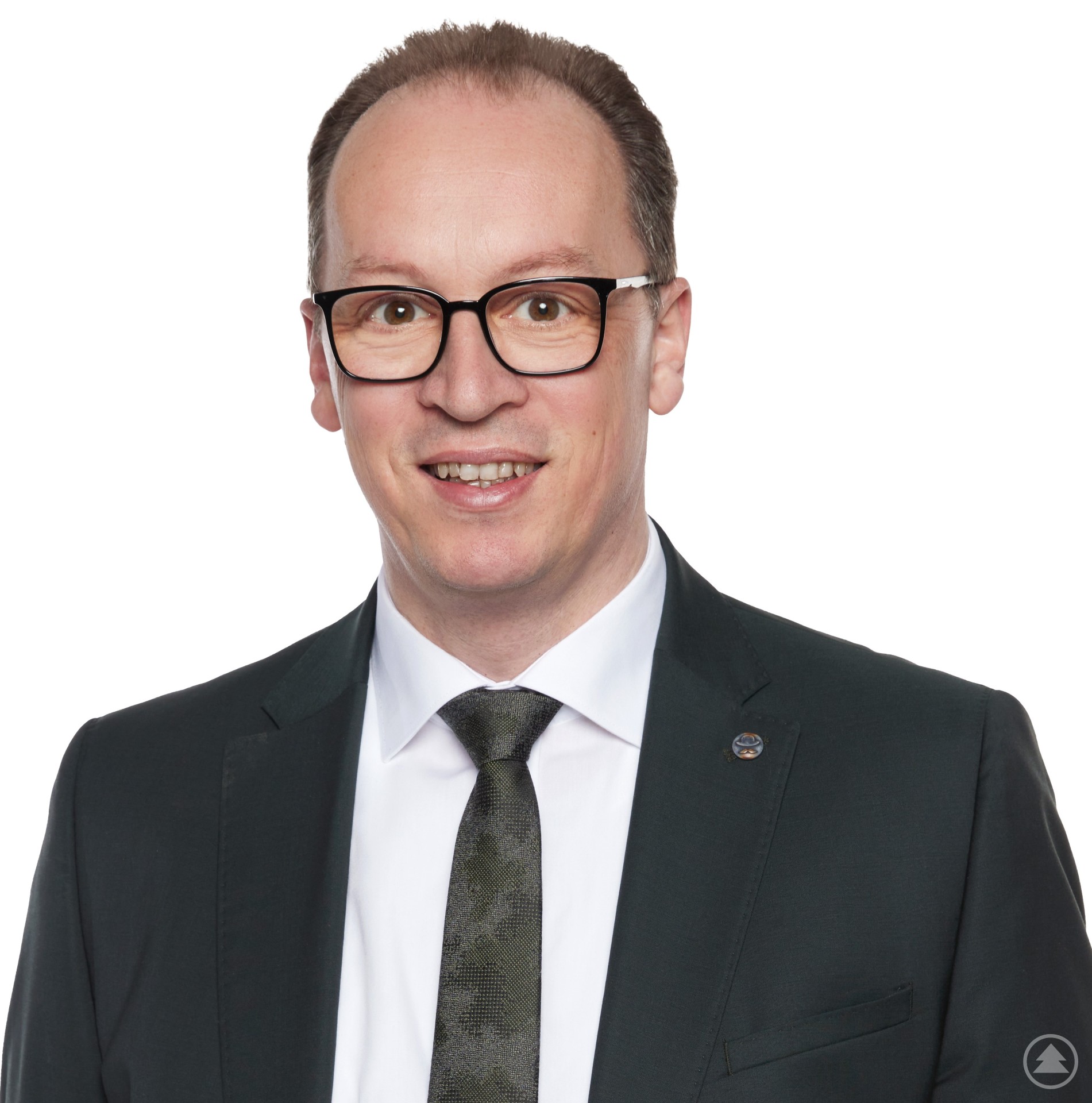 Porträtaufnahme eines lächelnden Mannes mittleren Alters mit Brille, Anzug und Krawatte vor einem weißen Hintergrund.