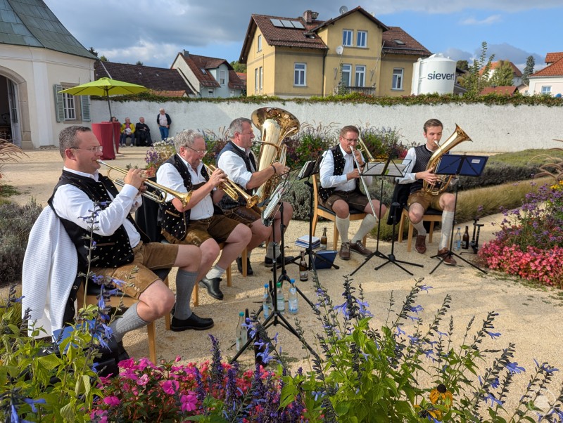Das Blechbläserquintett Blächbläserquintett blechissimo musiziert beim Mettener Michaelimarkt 2025