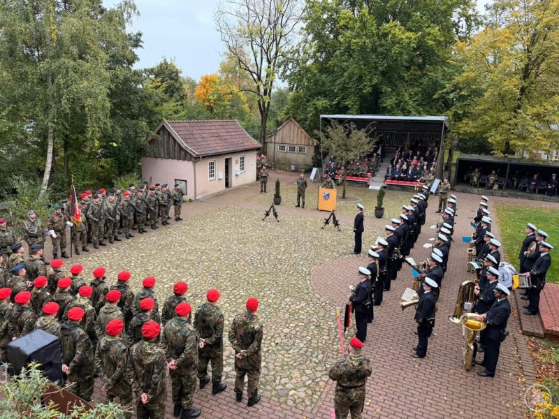 Übersicht über den Appellplatz mit Formationen der Bundeswehr und Musikzug während des feierlichen Gelöbnisses.