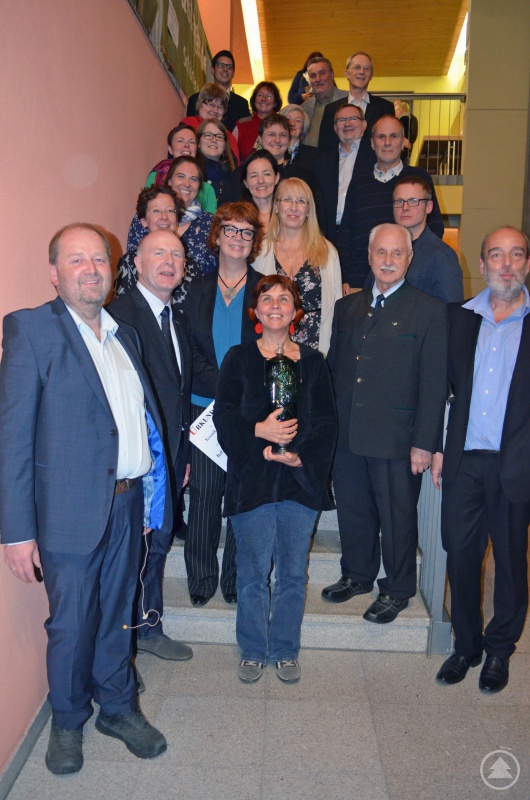 Die Initiatoren des Ralf Bender-Preises Lothar Wandtner (vorne li.) und Alexander Frimberger (vorne re.), die Siegerin des Wettbewerbs Ruth Geiger (vorne mi.) sowie die weiteren Preisträger, Autorinnen und Autoren.