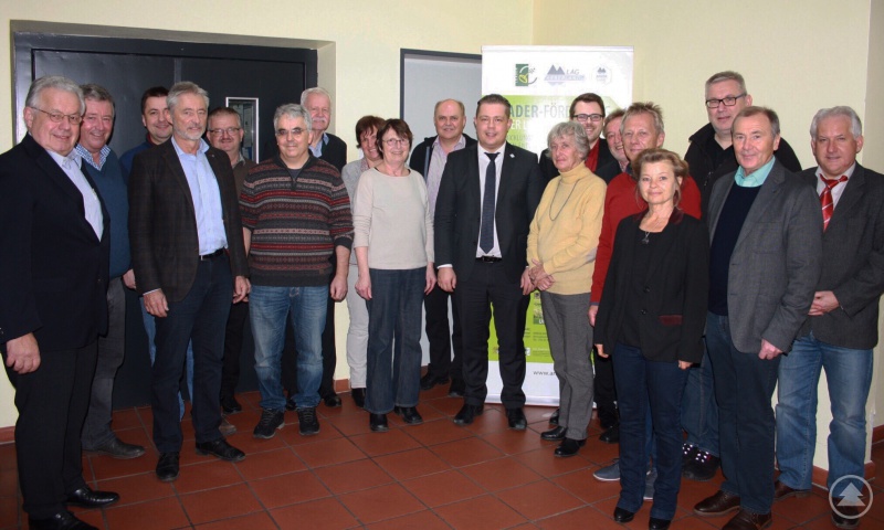 Rechts außen Herbert Unnasch, mittig Landrat Adam, rechts dahinter Herbert Altmann und Tobias Wittenzellner und Dr. Eberhard Pex mittig links im gestreiften Pulli