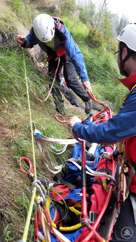 Die Gebirgstrage wird am Seilgeländer gesichert
