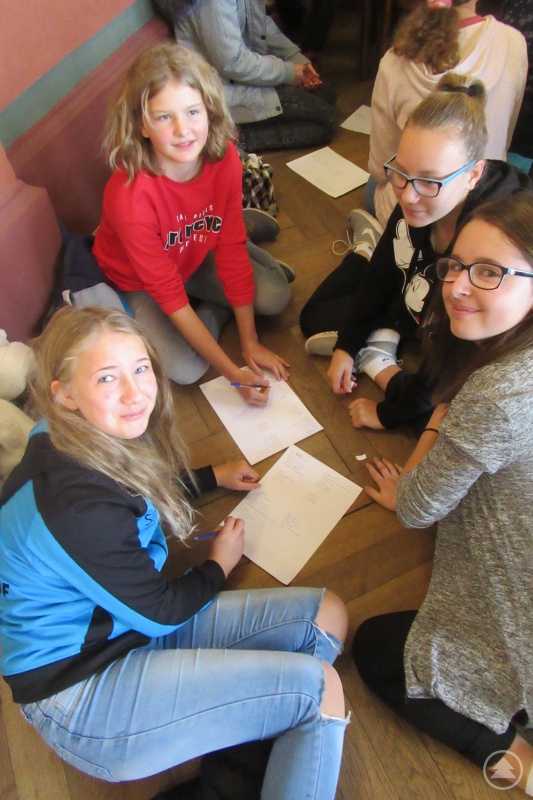 Wie läuft das bei euch? Zuerst zu zweit und dann in größeren Gruppen ging es daran, in persönlichen Gesprächen erste Eindrücke von den neuen Austauschpartnern und ihrem Land zu gewinnen.