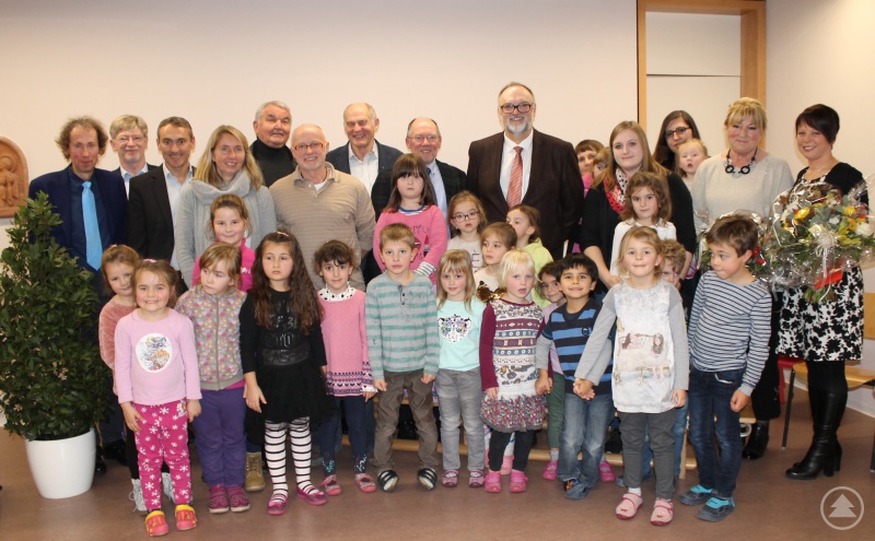 Oberbürgermeister Jürgen Dupper (4.v.r.) und Pfarrer Michael Hüttner (5.v.r.) gemeinsam mit der Kindergartenleitung Elfriede Wildfeuer (2.v.r.) und Tanja Vogel (r. außen), Vertretern des Passauer Stadtrates, Mitarbeiterinnen des Kindergartens St. Bartholomäus und Kindern des Kindergartenchores „Schlawuzzis“.