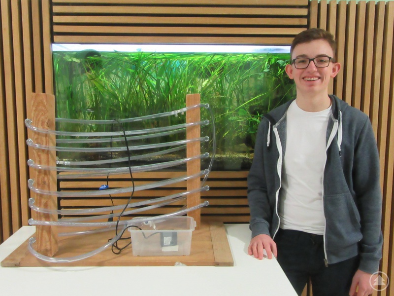 Benjamin Poxleitner baute einen Algenreaktor, um darin Algen zu züchten.