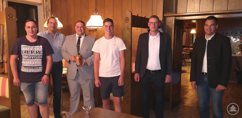Neumitglieder: (v. l.) Fabian Pechlaner, Alexander Hampe, 1. Vorsitzender Christoph Weishäupl, Tobias Göttl, 3. Bürgermeister Christoph Endl und Landrat Sebastian Gruber.