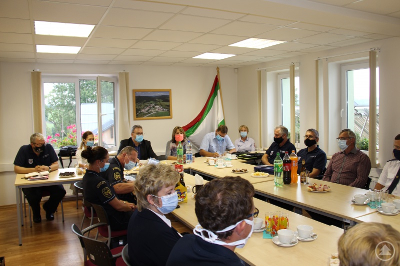 Die Vertreter des Bezirksfeuerwehrdirektion Südböhmen zusammen mit den bayrischen und tschechischen Bürgermeistern und Feuerwehrkommandanten aus der Grenzregion im Gespräch mit der Kreisbrandinspektion Freyung-Grafenau und Vertretern des Landratsamtes.