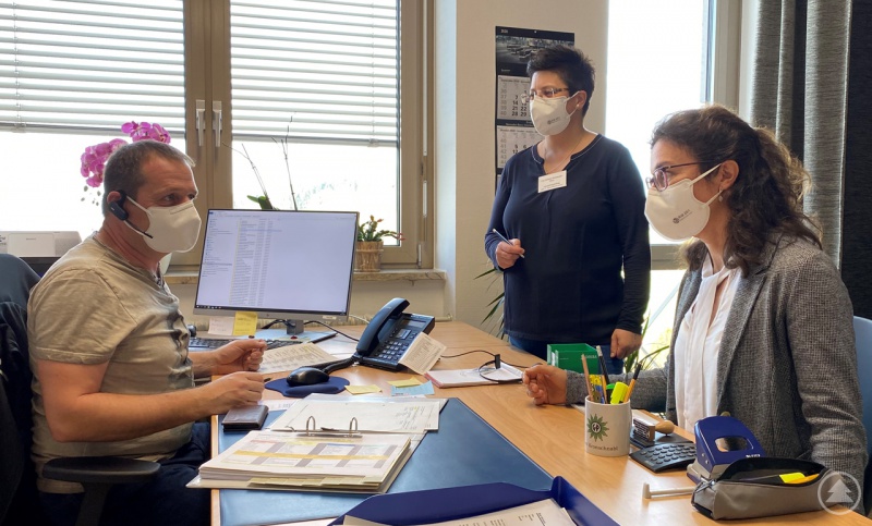 (von links nach rechts): Der Polizeibeamte Gerd Kronschnabl, der zur Unterstützung abgeordnet ist, im Gespräch mit Verwaltungsleiterin Stefanie Anetzberger-Peter und Abteilungsleiterin Dr. Sonja Kandlbinder
