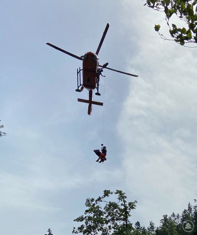 Patientin und Notärztin beim Aufwinchen zum Heli