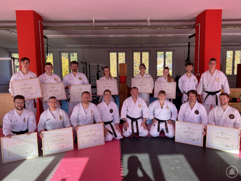 (hinten stehend von links): Philipp Gortan, Quirin Beer, Andreas Killesreiter, Carmen Berner, Ulrike Eder, Elena Memminger, Lukas Gruber und Julian Reiß (Prüfungspartner) (vorne knieend von links): Johannes Weiß, Clemens Kammermeier, Thomas Hierbeck, Christoph Kaufmann, Paul Gruber, Ramona Gruber (die Prüfungskommission), Heribert Harant, Fabian Tanzer