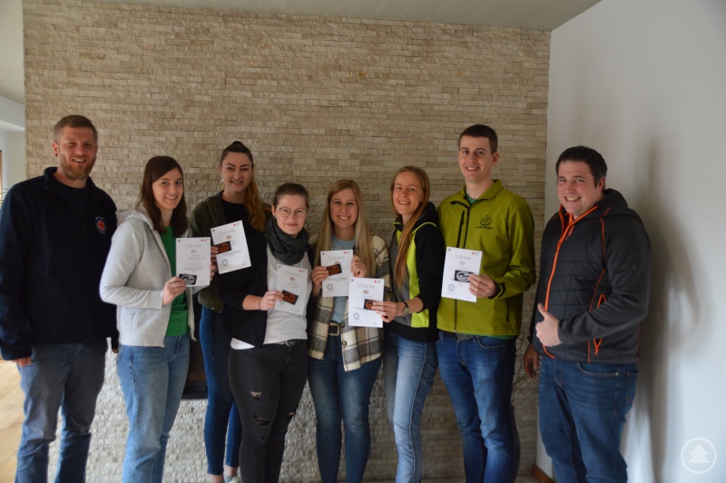 Glückwunsch zum erfolgreichen Abschluss wünschen Ausbilder der Wasserwacht Michael Aigner (l.) und Geschäftsführer KJR Tim Weidinger(r.): (v.l.) Magdalena Schricker, Sarah Pilsl, Maria Valentin, Alina Stockinger, Sarah deSmidt und Maximilian Schricker.