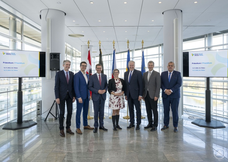 Das Präsidium der Europaregion Donau-Moldau (EDM): (v.l.n.r.) Heinrich May, (in Vertretung, Oberpfalz); stv. Kreishauptmann František Talíř (Südböhmen); Landesrat Markus Achleitner (Oberösterreich); stv. Kreishauptfrau Hana Hajnová (Vysočina); Landesrat Martin Eichtinger (Niederösterreich); Bezirkstagspräsident Dr. Olaf Heinrich (Niederbayern); Kreisrat Libor Picka (Pilsen)