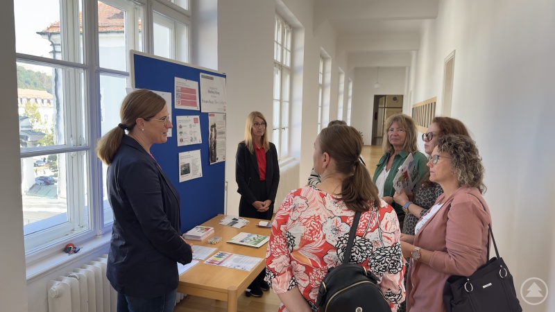 V.li: Abteilungsleiterin Michaela Meindl zusammen mit Karin Schlappinger beim Vorstellen des Fortbildungsprogramms der Caritas.