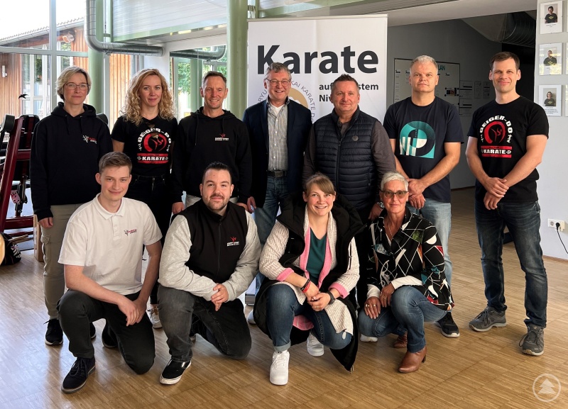 von links stehend: Claudia Brauer, Janin Weigel, Thomas Geiger (technischer Direktor), Paul Gruber (Präsident), Daniel Maske (Vizepräsident), Yilmaz Demir, Stephan Rohne von links kniend: Jannis Brauer, Marco Kunzewitsch, Ramona Gruber (Schriftführerin), Anneliese Englmeier