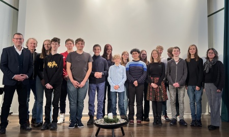 Klasse 10b des Comenius-Gymnasiums gestaltet Gedenkfeier für die Opfer der NS- „Euthanasie“ in Mainkofen