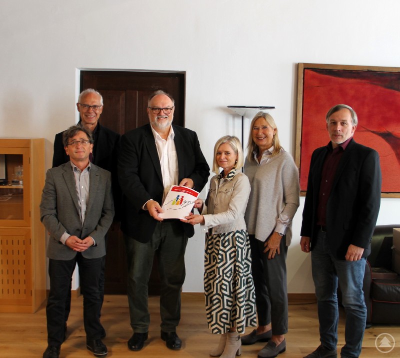 Die Beteiligten mit dem Kooperationsvertrag: Oberbürgermeister Jürgen Dupper (4. von rechts) zusammen mit (von rechts) Roland Eder (Geschäftsführer Jobcenter Passau), Barbara Burgstaller (stellv. Vorsitzende Kinderschutzbund Passau), Elke Stauber (Familienkasse Bayern Süd), Jugendamtsleiter Alois Kriegl und Sozialamtsleiter Martin Dupper 24-10-28 Familiennetzwerk nimmt seine Arbeit auf.JPG