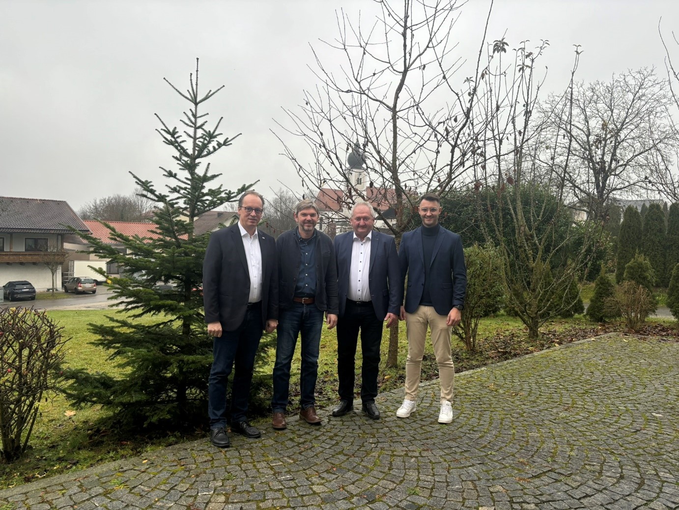 v. l. Martin Behringer, MdL; 2. Bürgermeister Markus Haftner; 1. Bürgermeister Anton Stettmer; Referent Florian Mies