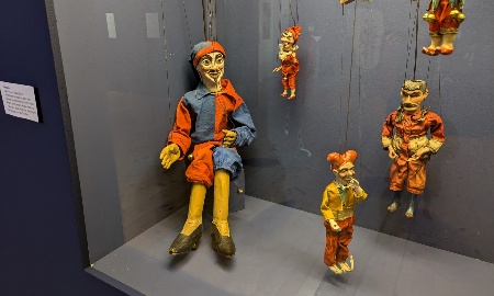 Die Marionetten sind los! Vorhang auf für eine Ausstellung mit Nostalgie-Faktor
