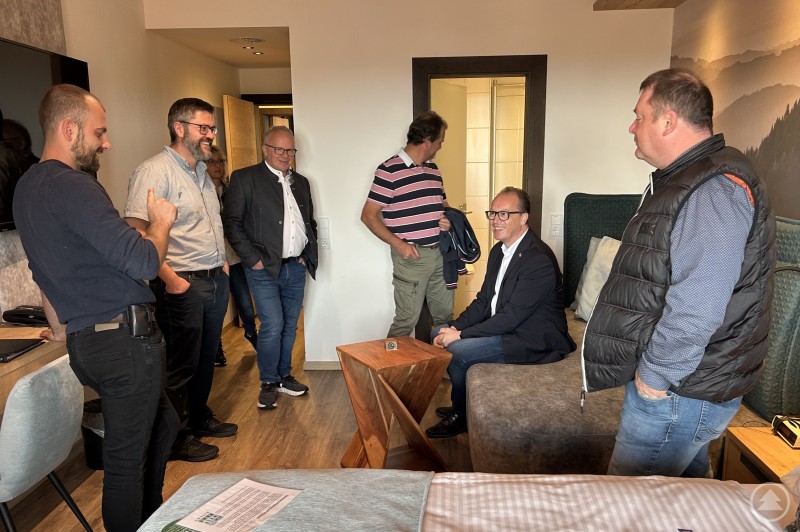 Hotelier Alois Grobauer (v.l.) würde sich mehr Schlagkraft der Touristiker bei weniger politischem Einfluss wünschen. Kurt Hobelsberger und MdL Martin Behringer nahmen die Impulse für Kommune und Landespolitik auf.