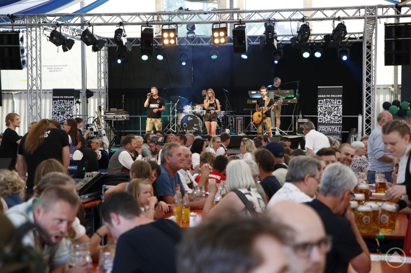 Der Stimmungsbarometer schwappte zeitweilig deutlich über die Sitzbankschwelle noch hinaus. Die Band „Frontal“ steht auf einer Bühne im Festzelt und spielt vor einem gut gefüllten Bierzelt mit Gästen an langen Tischen.
