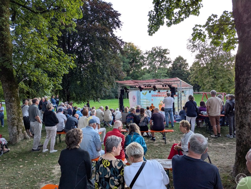 Noch einmal Sommerfestival im Theatron! Das dachten viele und machten sich zur Freiluftbühne im Stadtpark auf. Theatron Deggendorf Rückblicke 2025