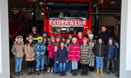 Grundsch&uuml;ler der Grundschule Spiegelau zu Besuch bei der Feuerwehr