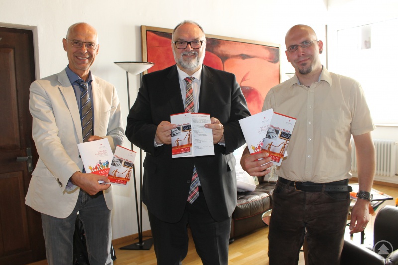 v. l.: Jugendamtsleiter Alois Kriegl, Oberbürgermeister Jürgen Dupper, Sozialpädagoge Christian Hadersdorfer (Jugendamt)