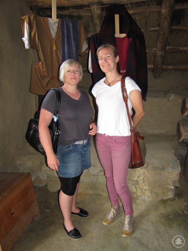 Die Organisatorinnen Alexandra Stadler (links) und Nadine Angerer vom Amt für Kinder und Familie des Landratsamtes Freyung-Grafenau vor keltischen Gewändern