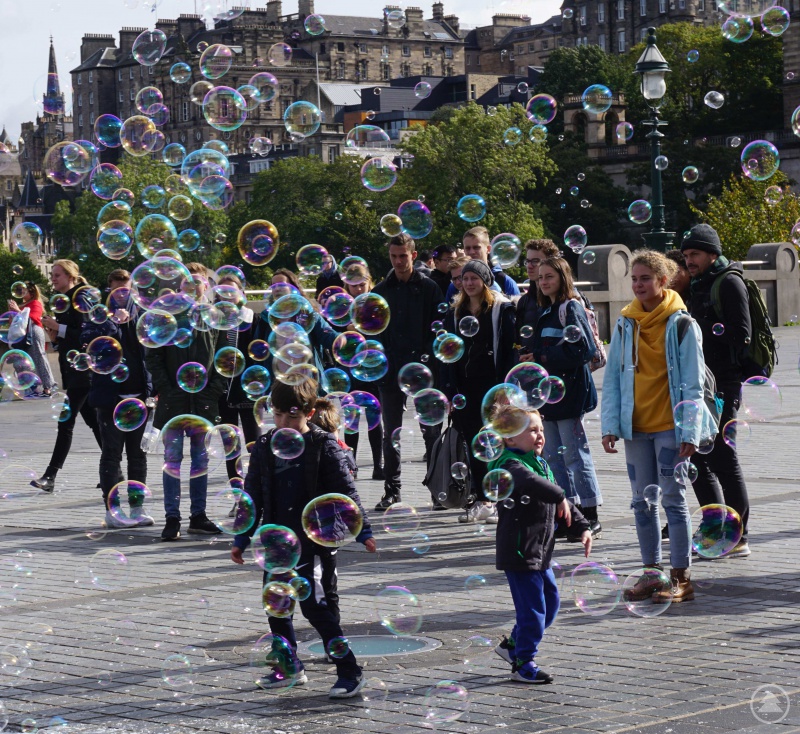 Schüler mit Seifenblasen