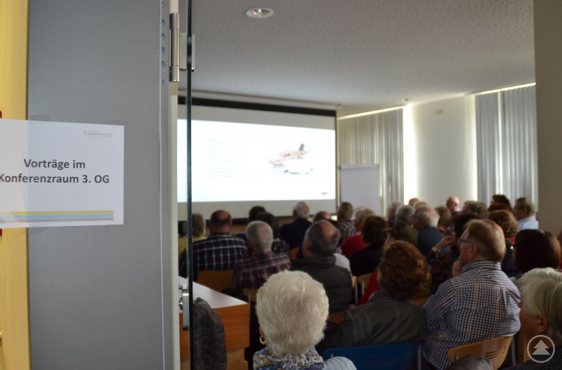 Ein Blick in den voll besetzten Konferenzraum des Grafenauer Krankenhauses.