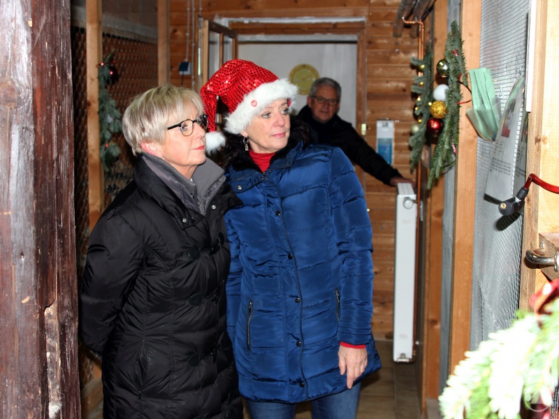 Die Landrätin Rita Röhrl (li.) ließ sich von Gaby Wunner, der Vorsitzenden des Kreistierschutzvereins, das Tierheim zeigen. Begleitet wurden sie auch von Rudolf Radlbeck (im Hintergrund).