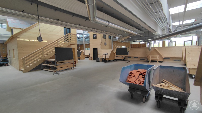 In der komplett sanierten Werkhalle können die Dachdeckerlehrlinge an verschiedenen Modellen ihr Handwerk üben.