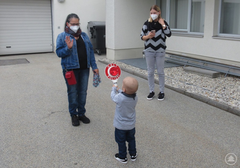 Elyas beim Spielen mit der Kelle, die es ihm besonders angetan hat.