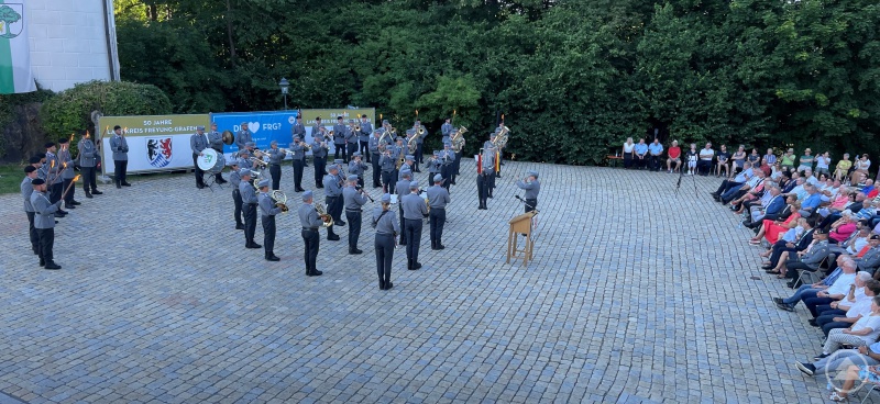 Mit einer Reihe von dynamisch und druckvoll vorgetragenen Märschen bewiesen die 45 Musikerinnen und Musiker des Gebirgs-Musikkorps Garmisch-Partenkirchen den Besucherinnen und Besuchern der Jubiläums-Serenade, wie meisterhaft sie ihre Instrumente beherrschen. Es wurde nicht nur viel geklatscht, auch der eine oder andere Fuß wippte oder marschierte immer wieder mit.