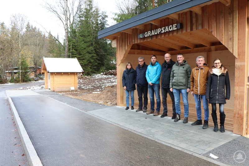 Freuen sich über die Fertigstellung des P&R-Parkplatzes Graupsäge: Elke Ohland, Leiterin der Nationalpark-Stabsstelle (v.l.), Nationalparkleiter Dr. Franz Leibl, Johannes Dick, Bauingenieur vom Nationalpark, Reinhard Wolf, beim Landratsamt zuständig für den ÖPNV, Ingenieur Tassilo Pichlmeier, Bürgermeister Alfons Schinabeck und Nathalie Obermüller vom ÖPNV-Team im Landratsamt.