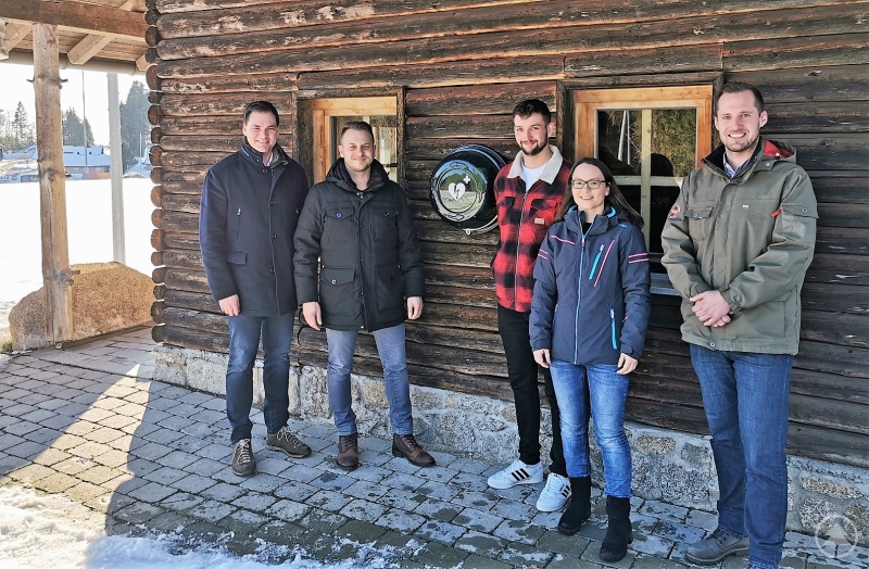 Freuen sich über die lebensrettende Anschaffung am Sportplatz der DJK-SV Altreichenau (v. l.): Landrat Sebastian Gruber, Vorsitzender DJK-SV Altreichenau Christian Weiß, Vorsitzender DJK-SV Altreichenau Christian Baustädter, Bürgermeisterin Kristina Urmann und Geschäftsstellenleiter der GesundheitsregionPlus René Kurtz.