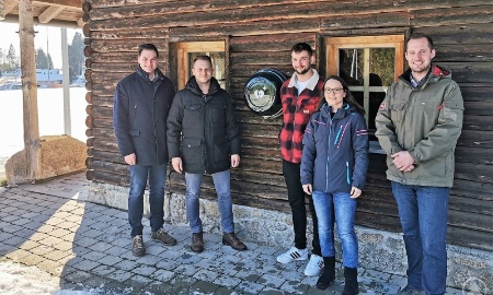 Eine lebensrettende Anschaffung für den Notfall am Sportplatz der DJK-SV Altreichenau