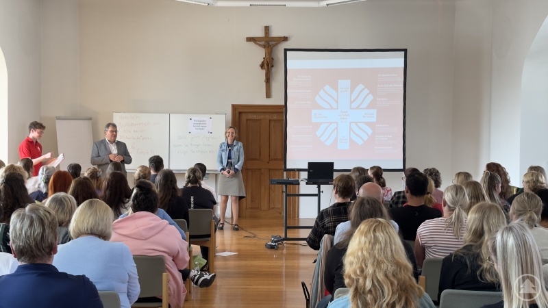 Miteinander Caritas leben. V.re. Caritasdirektorin Mag.a (FH) Andrea Anderlik, MSc, Diakon Konrad Niederländer und Fachreferent Fritz Müller zusammen mit den neuen Mitarbeiter*innen der Caritas.