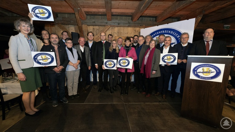 Die neu ausgezeichneten Wirtsleute aus Niederbayern mit Heimatminister Albert Füracker (Bildmitte, 8. v. li.), Bezirkstagsvizepräsident Dr. Thomas Pröckl (7. v. li.) und Vertretern des Bezirks Niederbayern, DEHOGA Niederbayern und des Bayerischen Landesvereins für Heimatpflege e.V.
