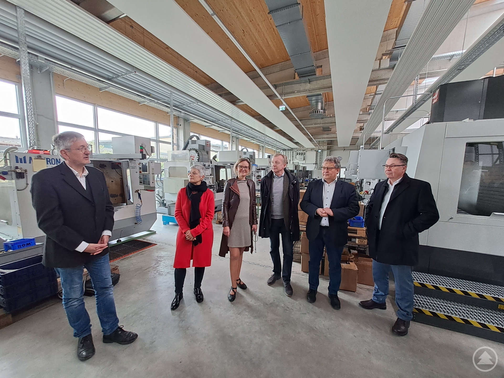 Die Caritasvorstände mit den Aufsichtsräten beim Caritasrat in der Pockinger Werkstatt. V.li.: Werkstattleiter Erich Auer, Prof. Dr. Carola Jungwirth, Mag. Andrea Anderlik, Ordinariatsrat Dr. Josef Sonnleitner, Diakon Konrad Niederländer und Bankdirektor Helmut Wurm.