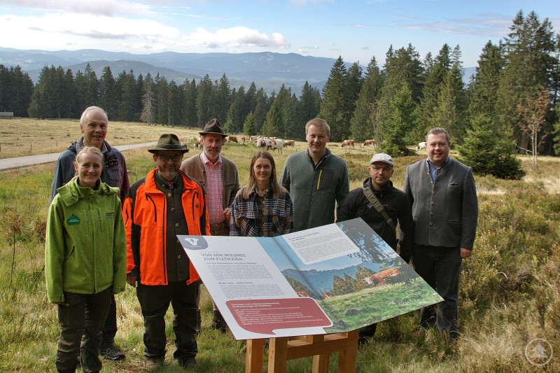 Sind stolz auf den „Erlebnisweg Schachten“ (v.l.): Lea Stier und Hartwig Löffelmann vom Naturpark Bayerischer Wald, Forstbetriebsleiter Jürgen Völkl, Weiderechtler Ludwig Fritz, Franziska Bauer von der Tourist-Info Drachselsried und der Drachselsrieder Bürgermeister Johannes Vogl, BTM-Chef Marco Felgenhauer und der Bodenmaiser Bürgermeister Michael Adam.