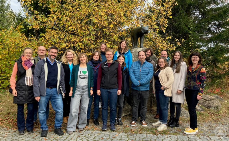 Die Teilnehmer des Runden Tischs beim Gruppenfoto vorm Hans-Eisenmann-Haus. NPV BW - PM 105-24 Tourismus in der Nationalparkregion im Fokus.jpg