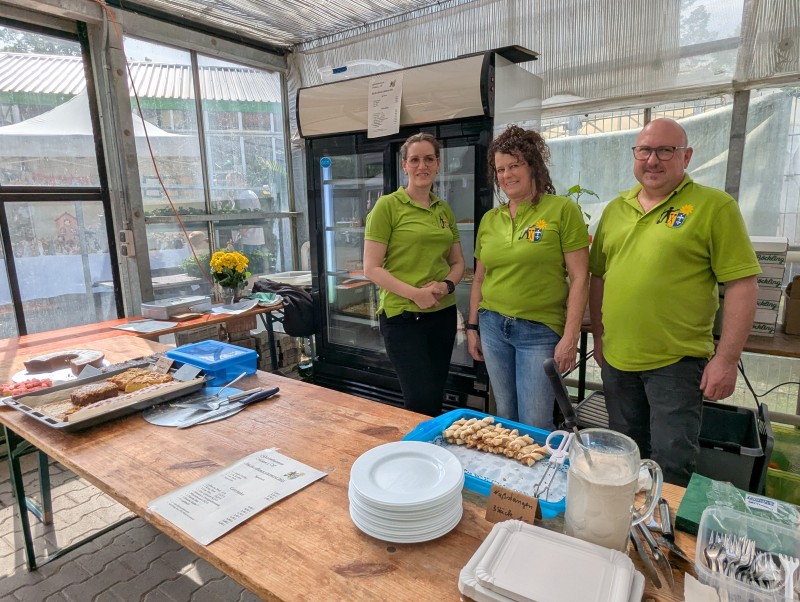 Das Nussstangerl, ein saftiger Kuchen oder doch das Haferl Kaffee? Der Gartenbauverein Metten verpflegte die Gäste mit selbstgemachten Speisen und Getränken Gartenbauverein Metten Essens- und Getränkeverkauf beim Tag der offenen Gärtnerei